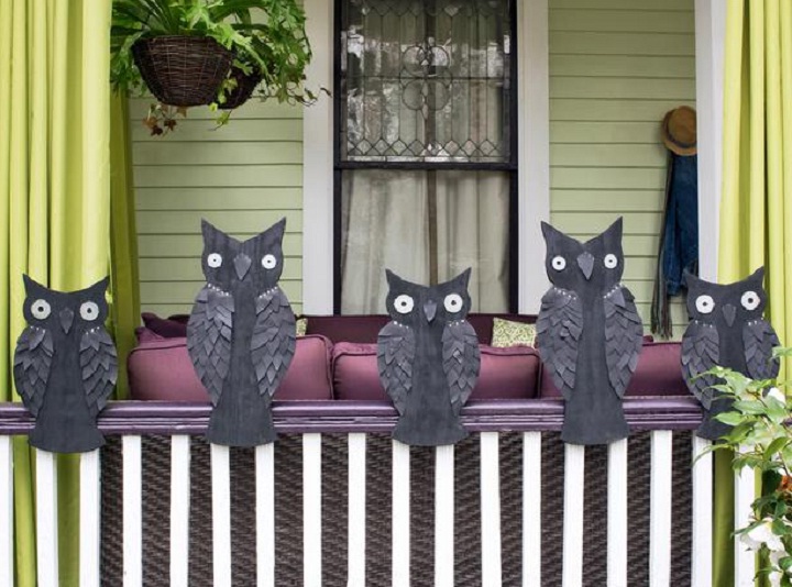Images of black owls as Halloween decorations.