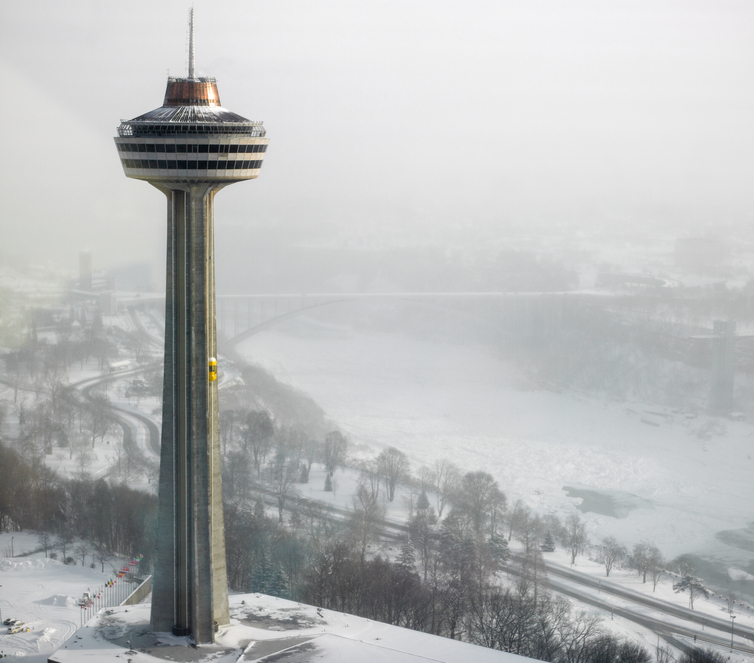 image of skylon tower at niagara falls