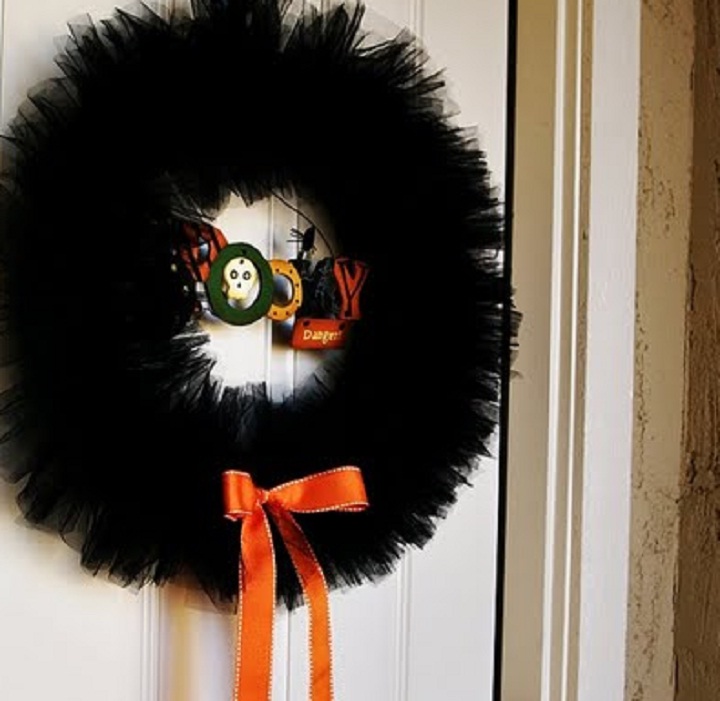 Image of Halloween door wreath.